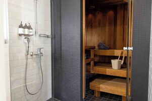 Suite junior, 1 cama de matrimonio grande con sofá cama, sauna, vistas a la ciudad | Baño | Ducha, artículos de higiene personal de diseño, secador de pelo y bidé