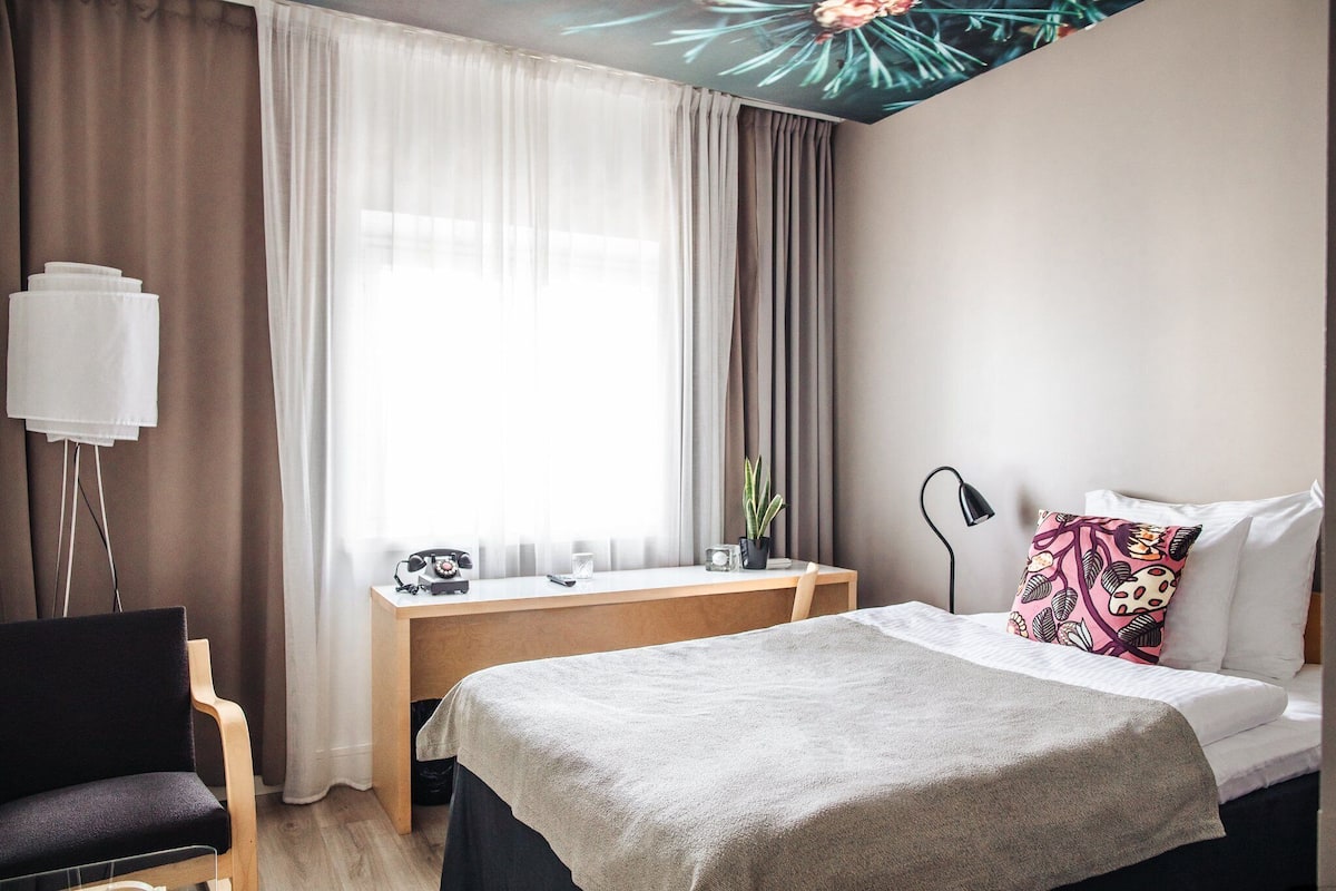 Comfort Single Room | Hypo-allergenic bedding, desk, iron/ironing board, free WiFi