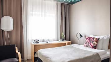 Habitación individual Confort | Ropa de cama hipoalergénica, escritorio, tabla de planchar con plancha