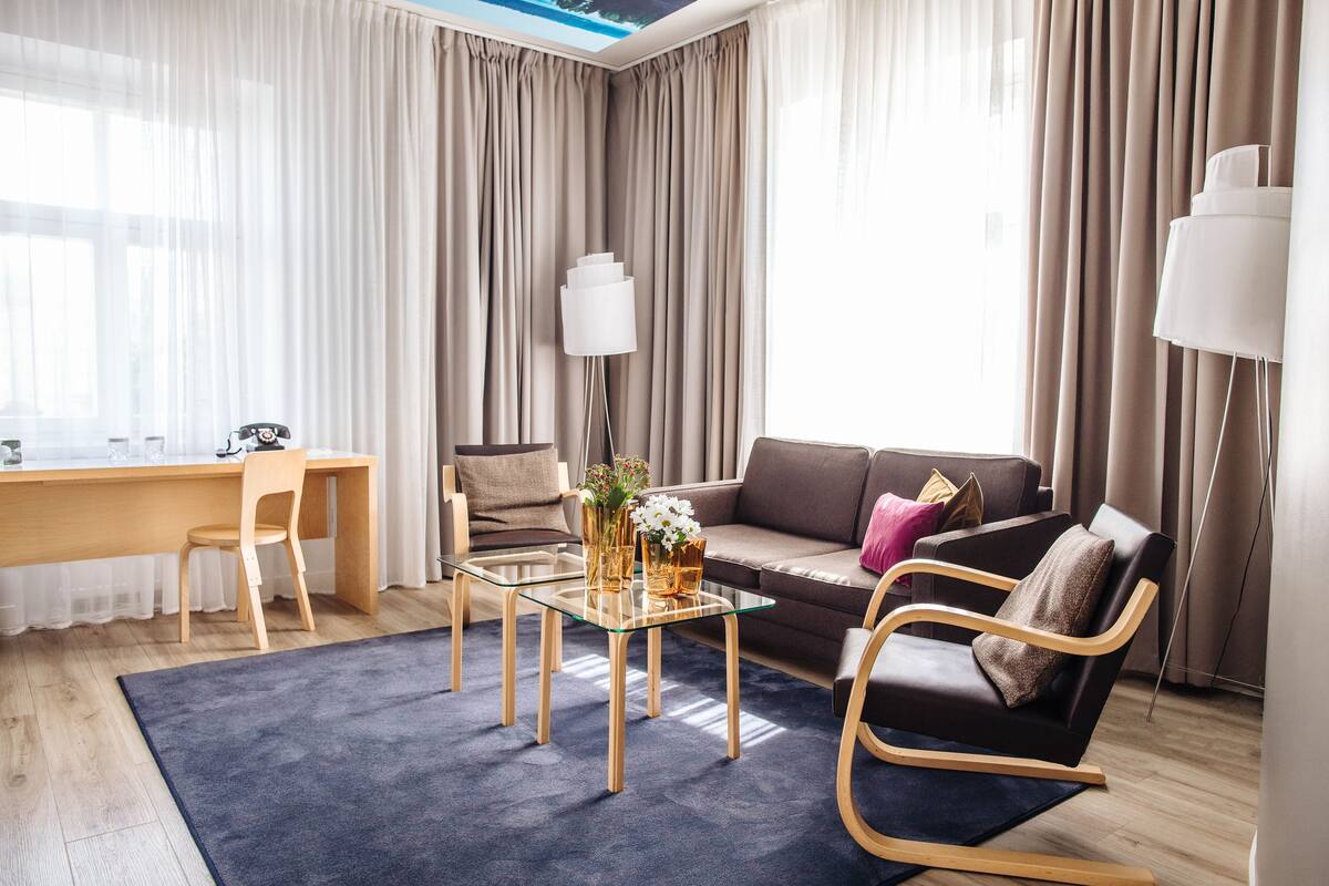 Suite junior, 1 cama King size y sofá cama, sauna, vista a la ciudad | Ropa de cama de alta calidad y escritorio