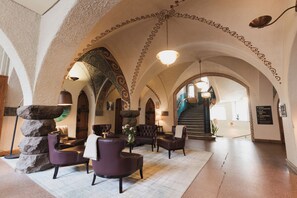 Coin salon dans le hall
