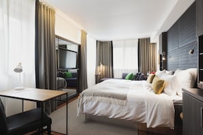 GLO Luxe Double | Hypo-allergenic bedding, in-room safe, iron/ironing board, free WiFi