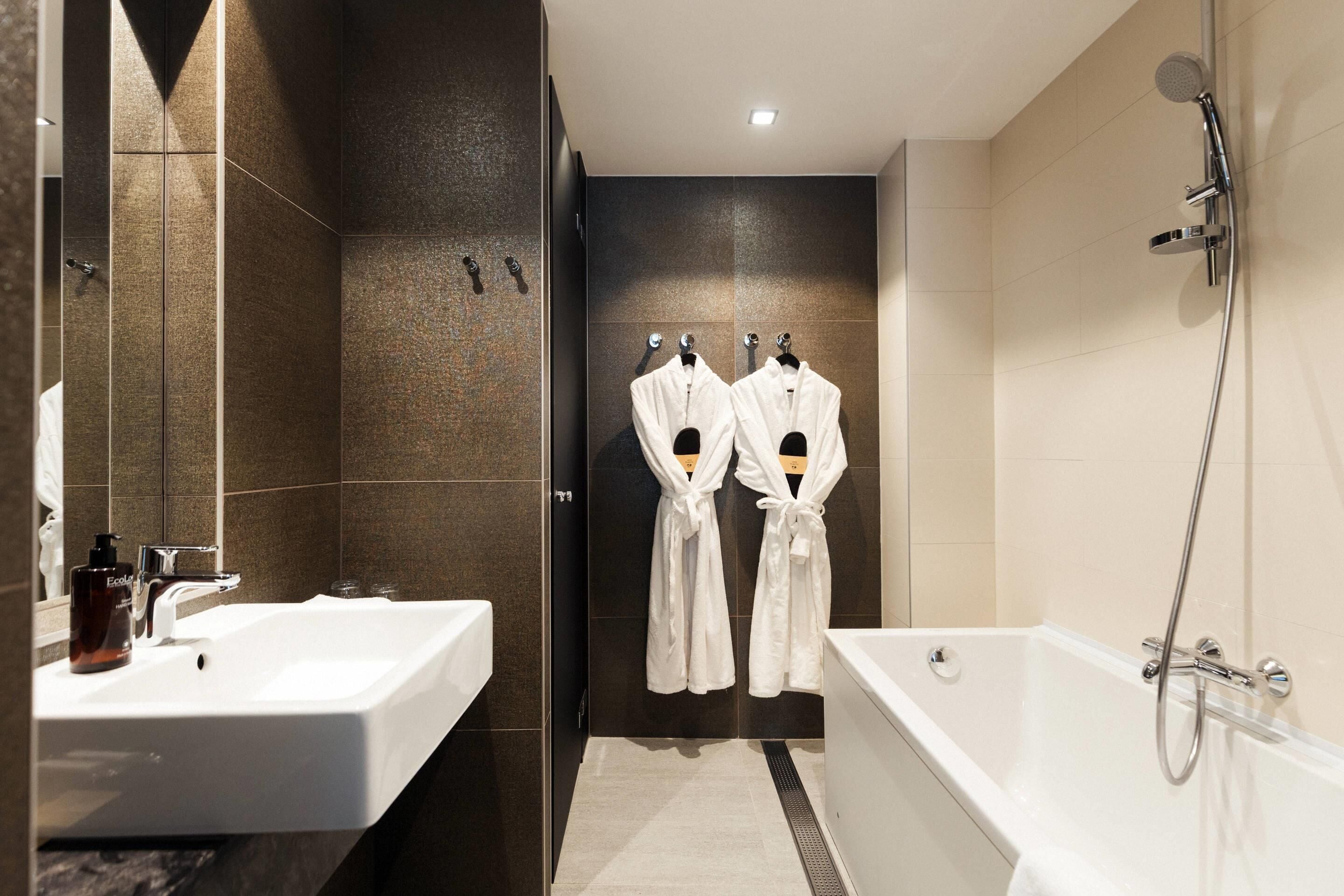 junior suite, multiple beds, non smoking | bathroom | free toiletries, hair dryer, towels, soap