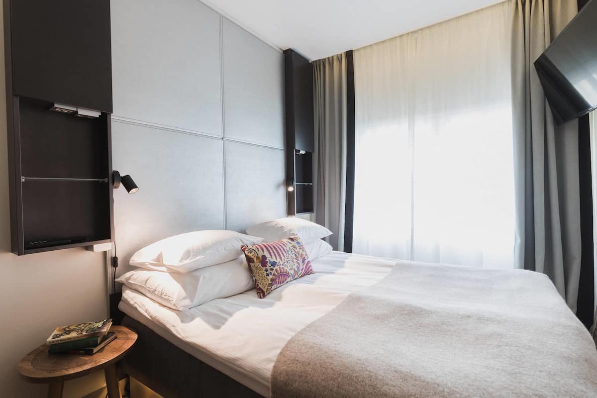 Room, 1 Queen Bed, Non Smoking (Compact) | Hypo-allergenic bedding, down comforters, in-room safe, soundproofing