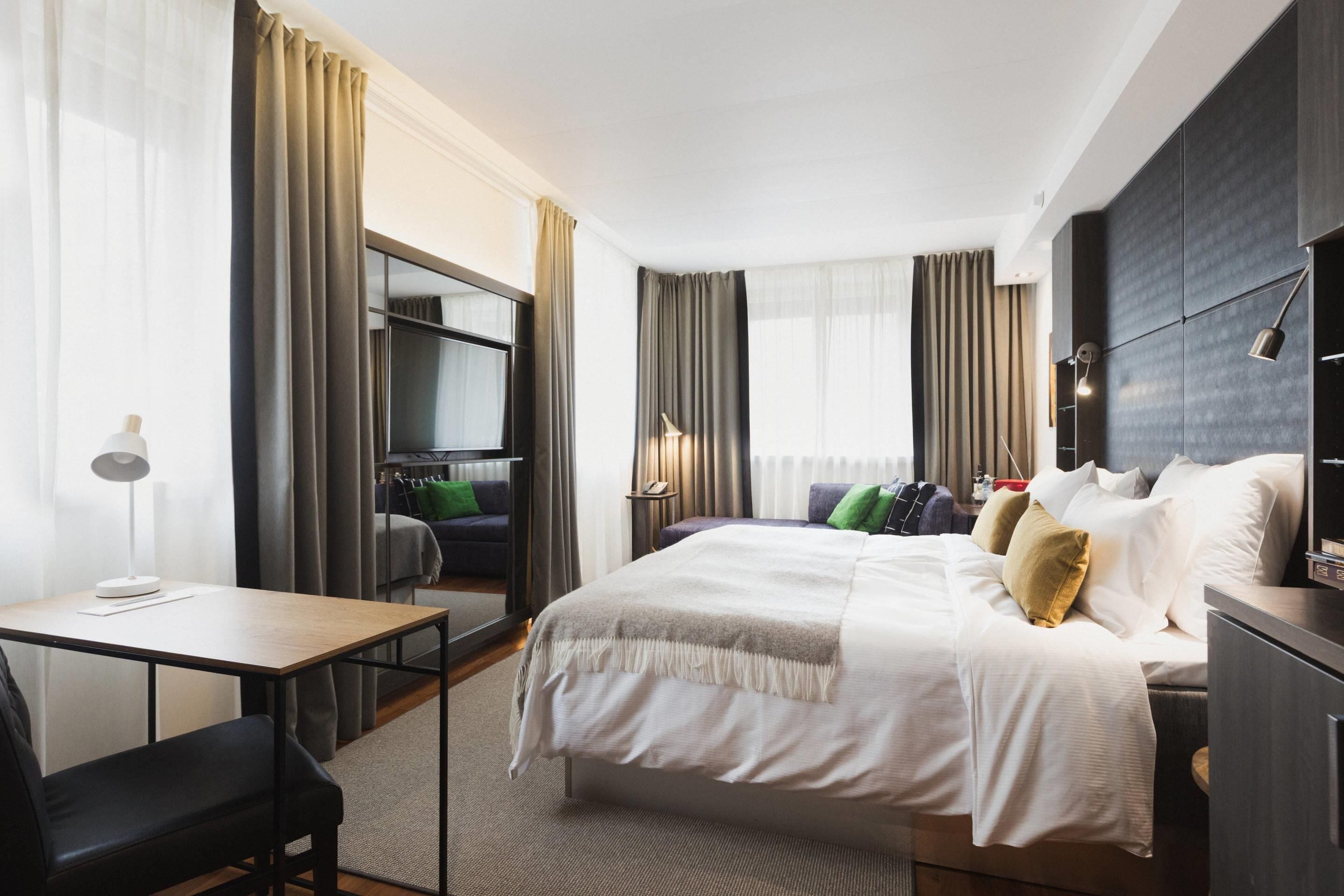 Deluxe kamer, 1 kingsize bed met slaapbank, niet-roken | Hypoallergeen beddengoed, donsdekens, een kluis op de kamer