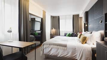 Deluxe kamer, 1 kingsize bed met slaapbank, niet-roken | Hypoallergeen beddengoed, donsdekens, een kluis op de kamer