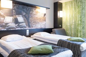 Chambre familiale (Three | Standard) | Bureau, rideaux d’obscurcissement, lit de bébé (gratuit)