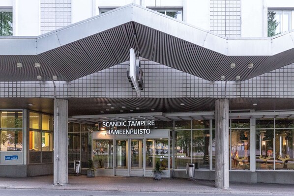 L’extérieur de l’hôtel Scandic Tampere Hämepuisto présente un design moderne, de grandes fenêtres et une enseigne.