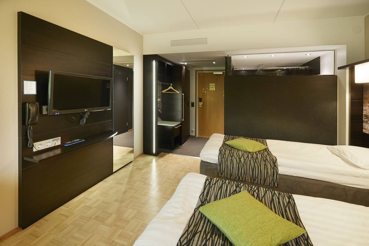 twin room | desk, blackout curtains, free cots/infant beds, free wifi