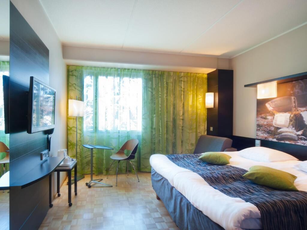 Desk, blackout drapes, cribs (free), WiFi (free)
