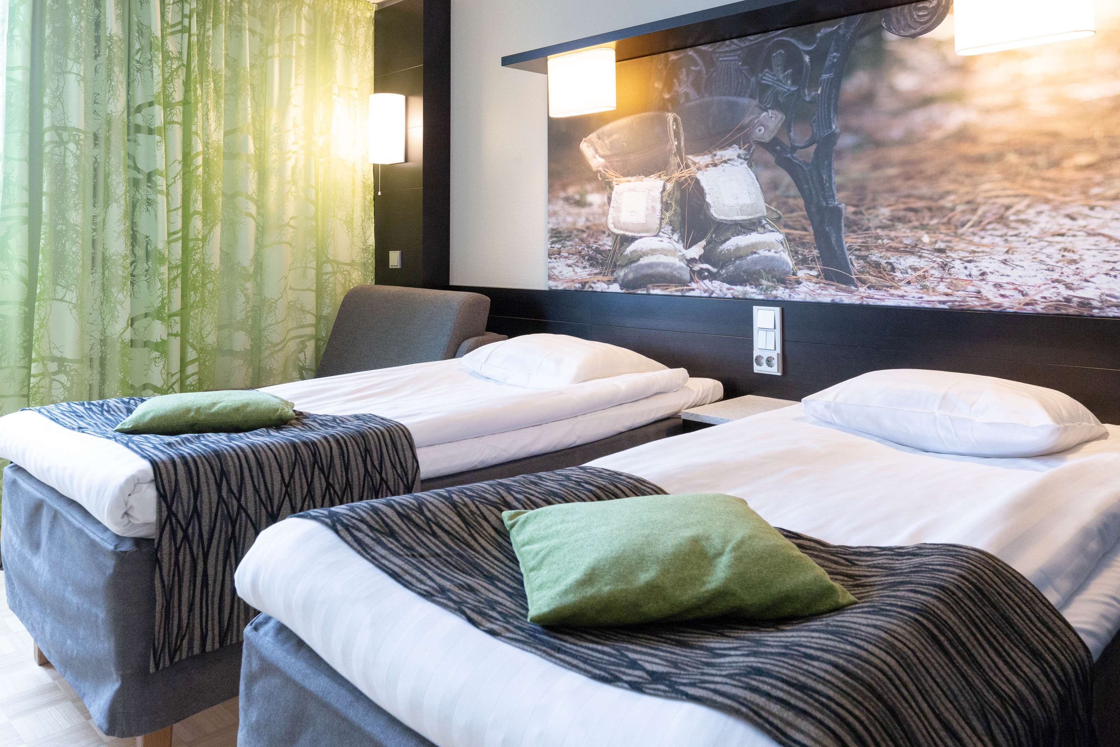 family room | desk, blackout curtains, free cots/infant beds, free wifi