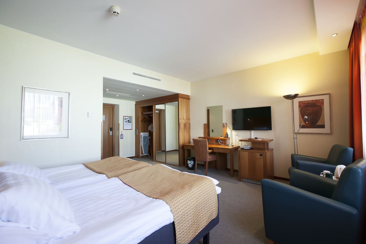 Superior Twin Room | In-room safe, desk, laptop workspace, blackout curtains