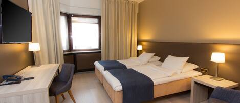 Standard Twin Room | In-room safe, desk, laptop workspace, blackout drapes