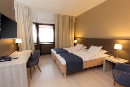 Standard Twin Room | Χρηματοκιβώτιο στο δωμάτιο, γραφείο, χώρος εργασίας για λάπτοπ