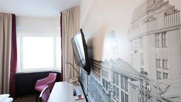 Standard Family Room | In-room safe, desk, laptop workspace, blackout curtains