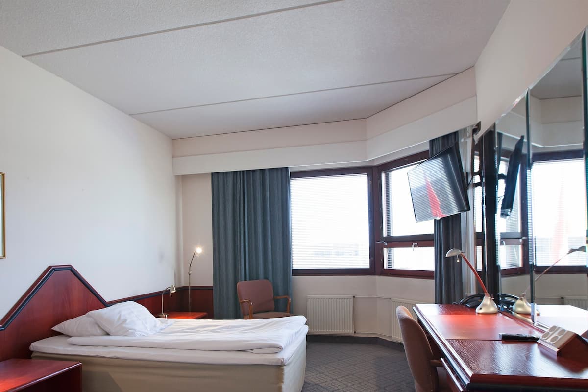Budget Single Room | In-room safe, desk, laptop workspace, blackout curtains