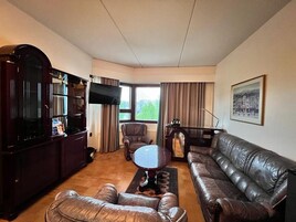 Standard Twin with sauna | In-room safe, desk, laptop workspace, blackout drapes