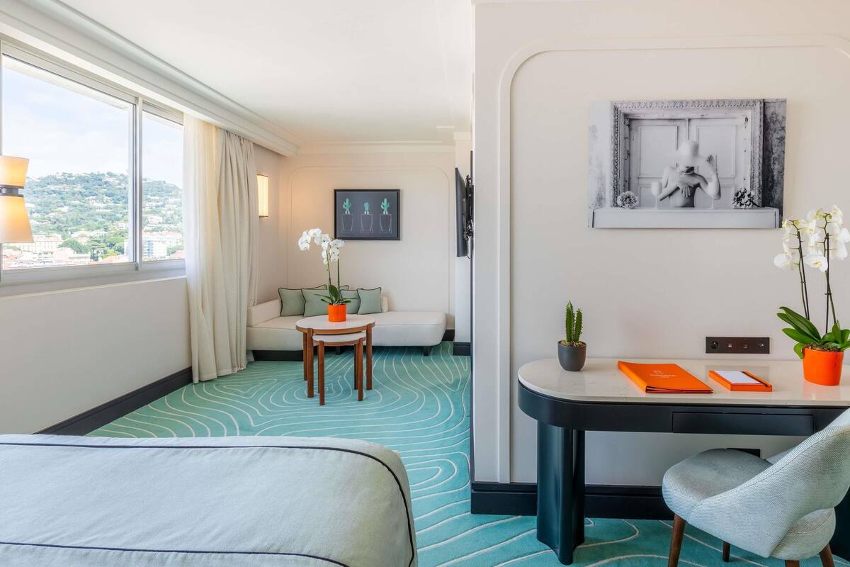 Deluxe Room, 1 Queen Bed, City View | Premium bedding, minibar, in-room safe, desk