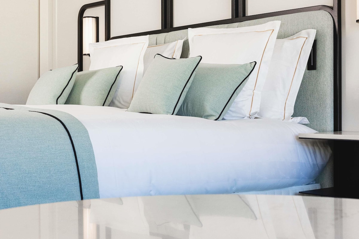 Deluxe Room, 1 Queen Bed, City View | Premium bedding, minibar, in-room safe, desk