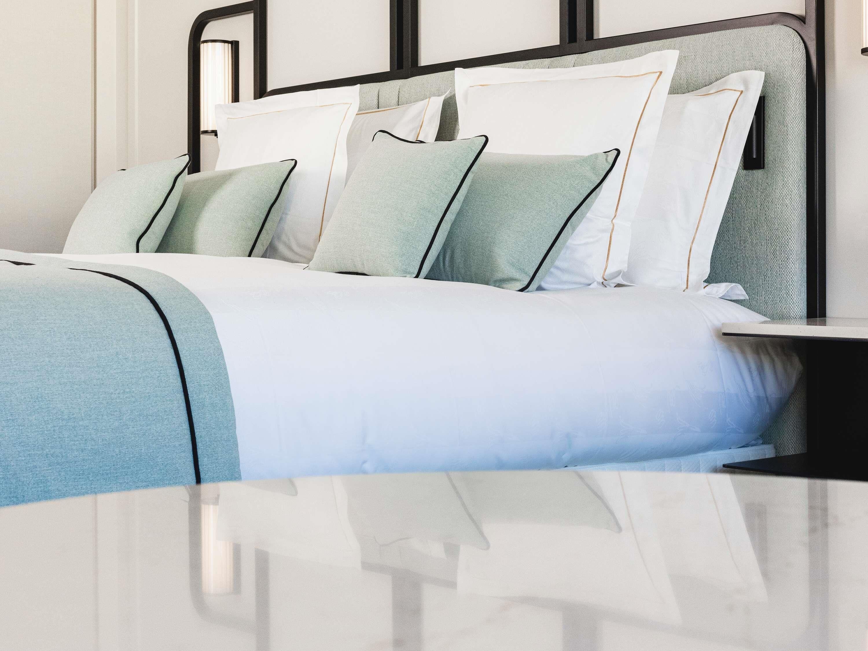Chambre Deluxe, 1 grand lit, vue ville | Literie de qualité supérieure, minibar, coffres-forts dans les chambres