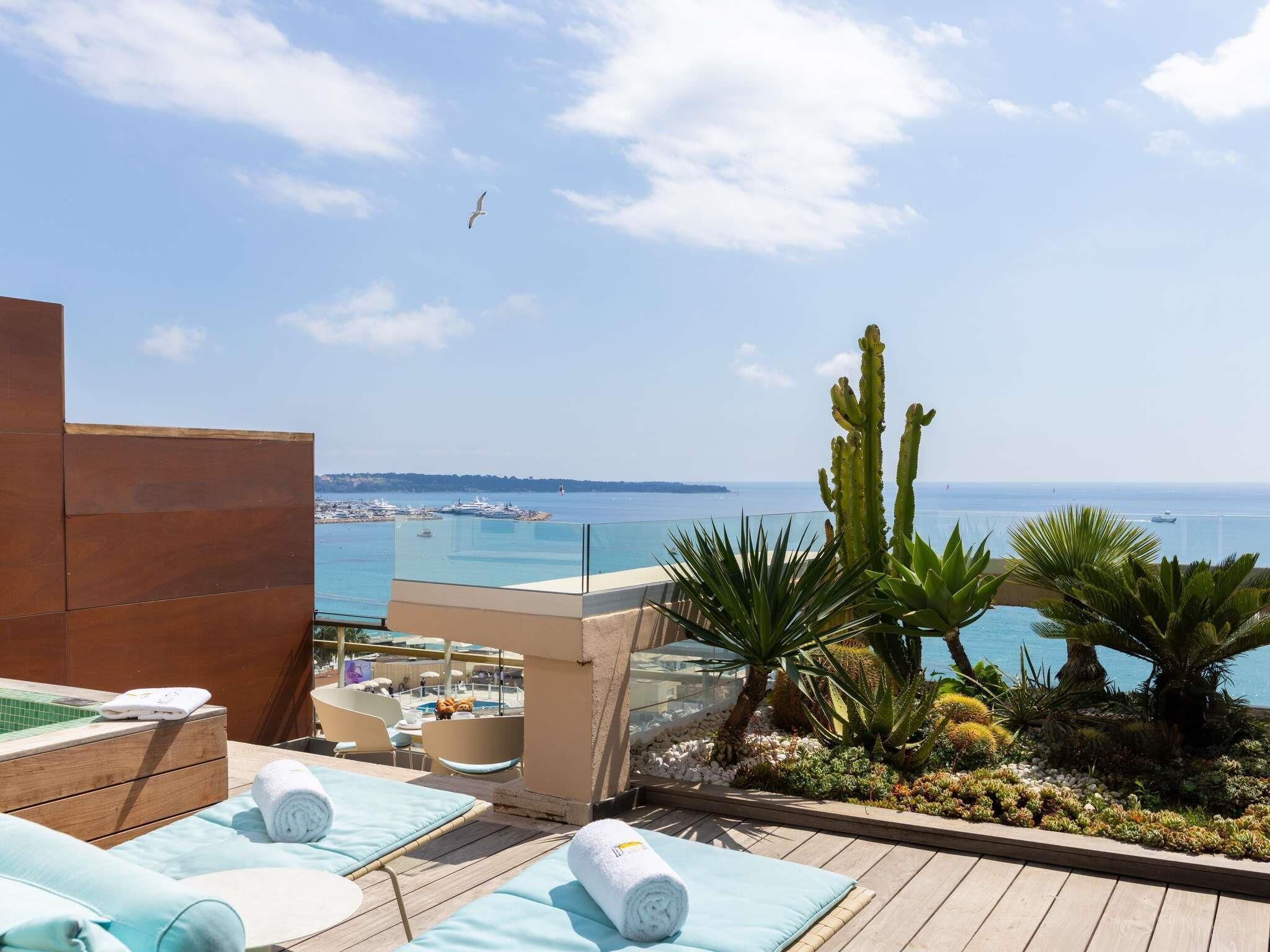 Habitación panorámica, 1 cama matrimonial, Terraza, vista al mar | Ropa de cama de alta calidad y minibar 