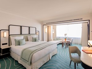 Suite Junior, vista città | Biancheria da letto di alta qualità, minibar, una cassaforte in camera