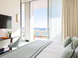 特色套房, 1 張特大雙人床及 1 張梳化床, 露台, 海景 | 高級寢具、迷你吧、房內夾萬、書桌