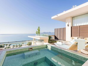 Habitación panorámica, 1 cama matrimonial, Terraza, vista al mar | Tina de hidromasaje al aire libre