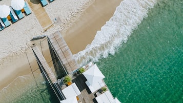 Privat strand, solstolar, parasoller och strandhanddukar
