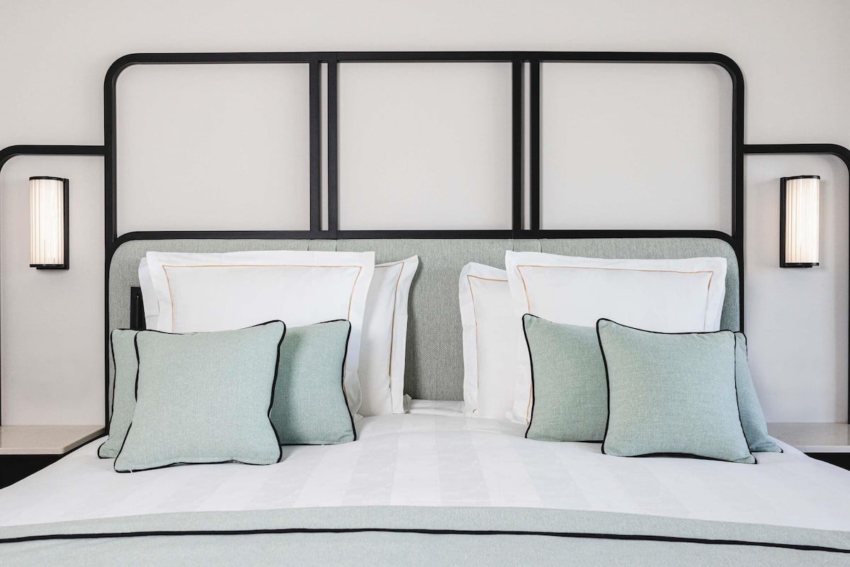 Ropa de cama de alta calidad, minibar, caja fuerte y escritorio