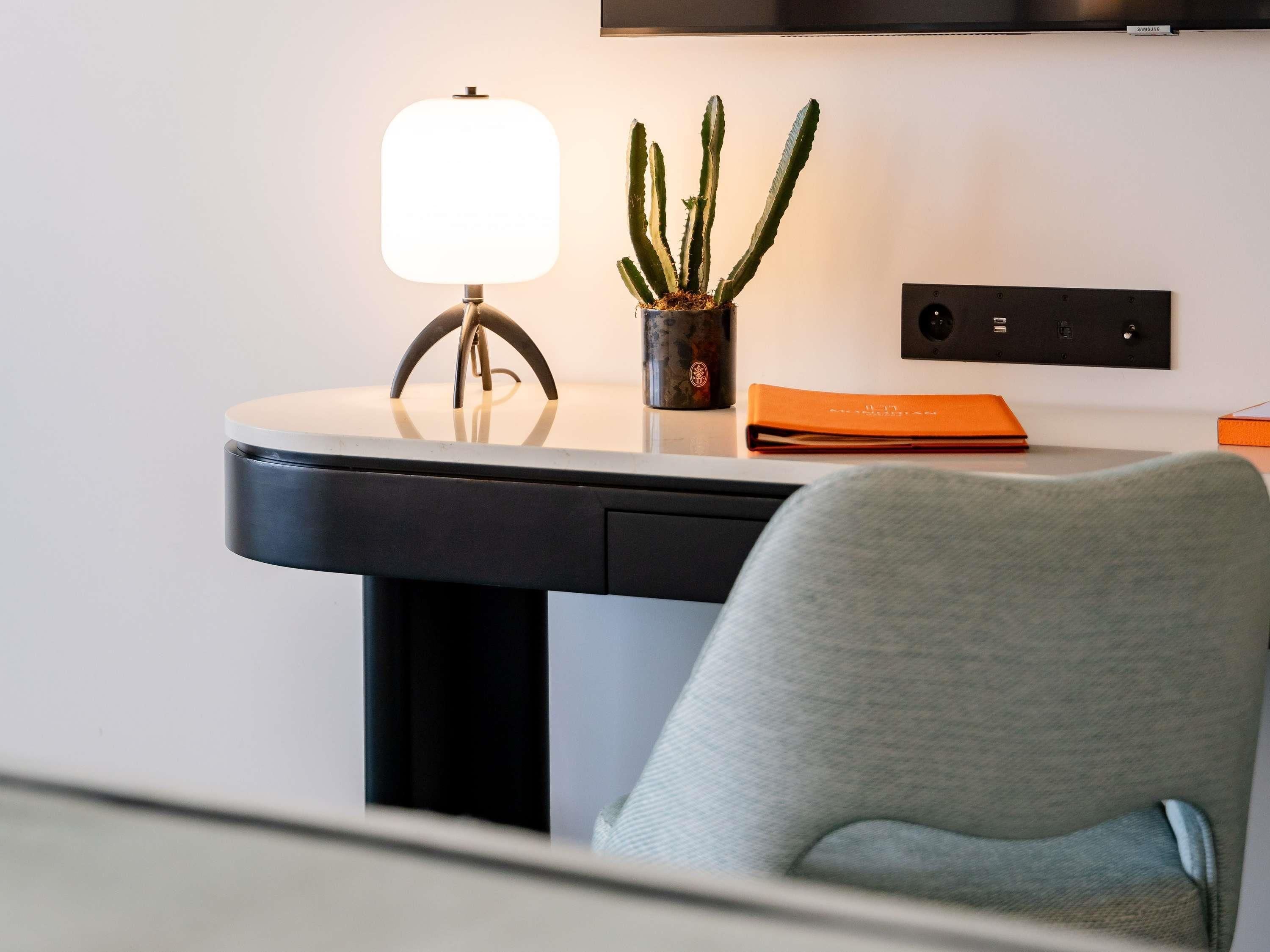 Sengetøy av topp kvalitet, minibar, safe på rommet og skrivebord