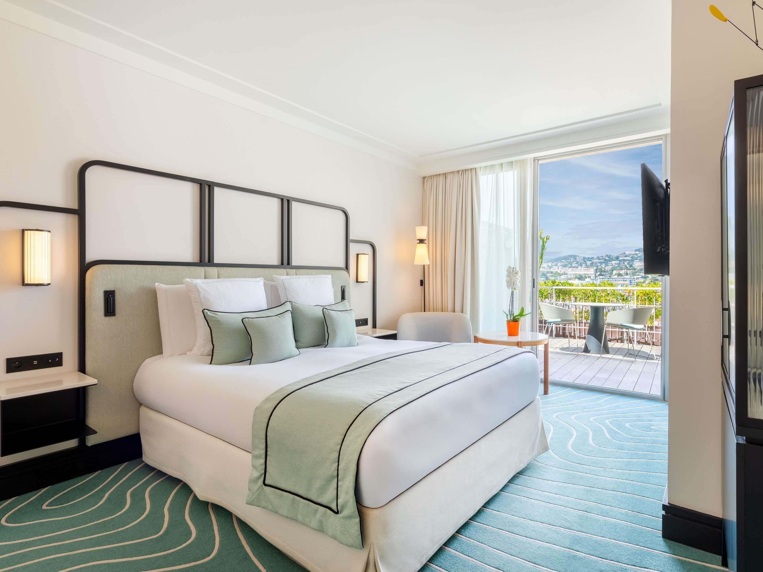 Deluxe Room, 1 Queen Bed, City View | Premium bedding, minibar, in-room safe, desk