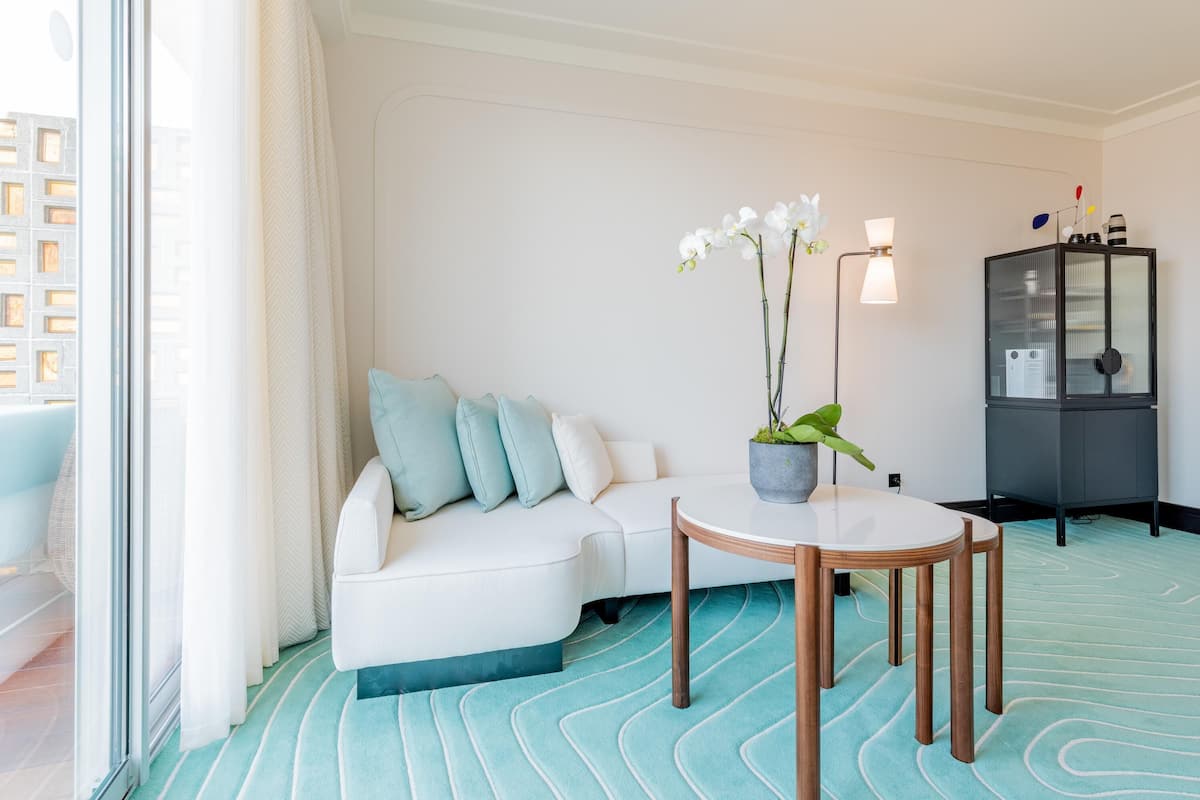 Suite, 1 cama doble con sofá cama, terraza, vistas a la ciudad | Ropa de cama de alta calidad, minibar, caja fuerte y escritorio