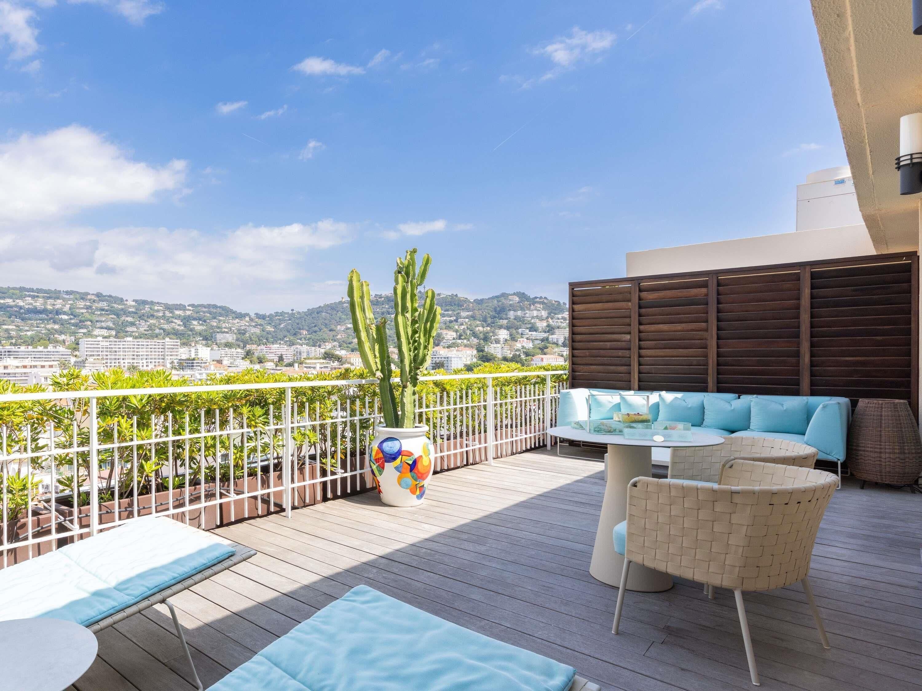 Suite, 1 lit double et 1 canapé-lit, terrasse, vue sur la ville | Literie de qualité, minibar, coffre-fort, bureau