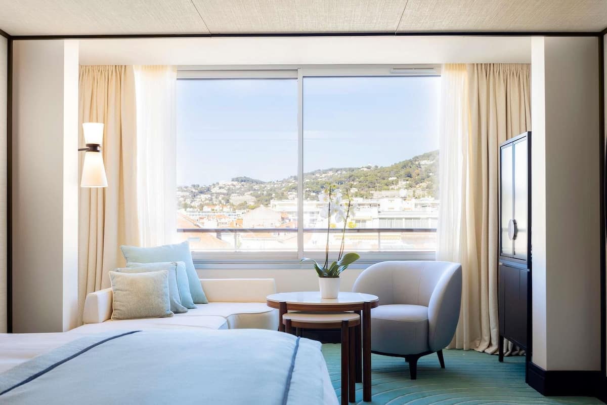 Suite junior, vista a la ciudad (Deluxe) | Ropa de cama de alta calidad y minibar