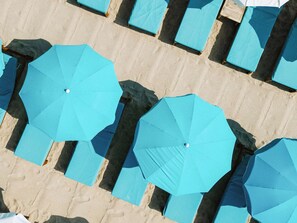 Plage privée, chaises longues, parasols, serviettes de plage