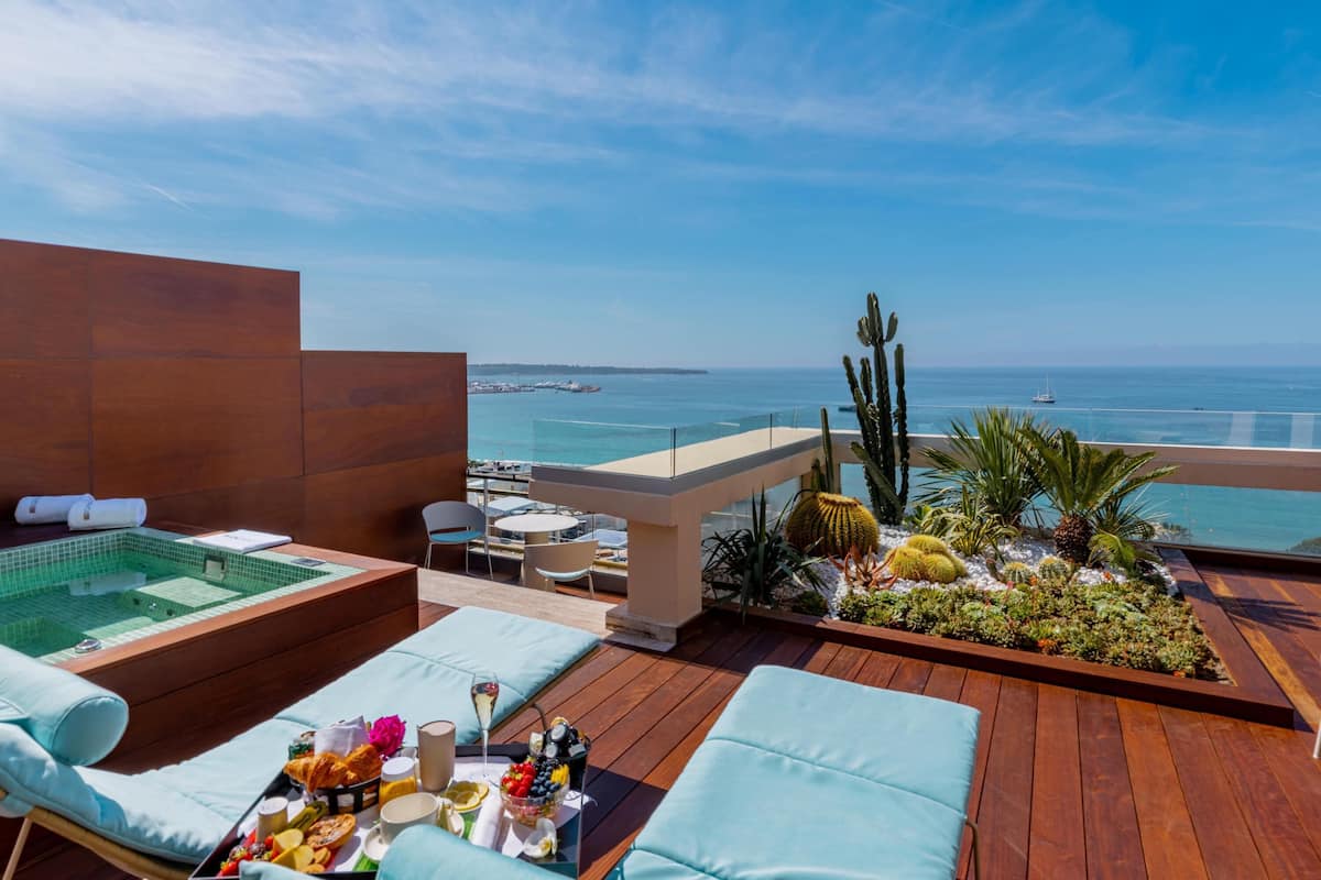 Habitación panorámica, 1 cama doble, terraza, vistas al mar | Ropa de cama de alta calidad, minibar, caja fuerte y escritorio