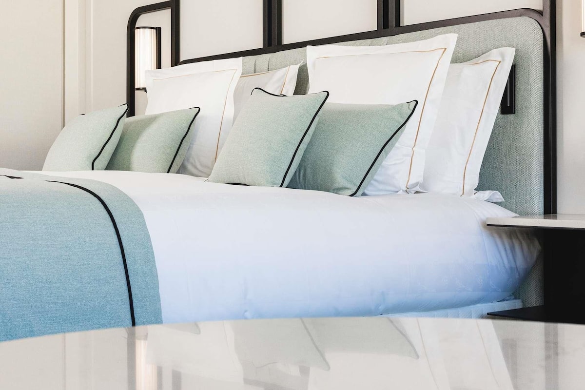 Habitación Deluxe, 1 cama Queen size, vista a la ciudad | Ropa de cama de alta calidad y minibar