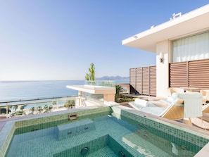 Habitación panorámica, 1 cama doble, terraza, vistas al mar | Ropa de cama de alta calidad, minibar, caja fuerte y escritorio