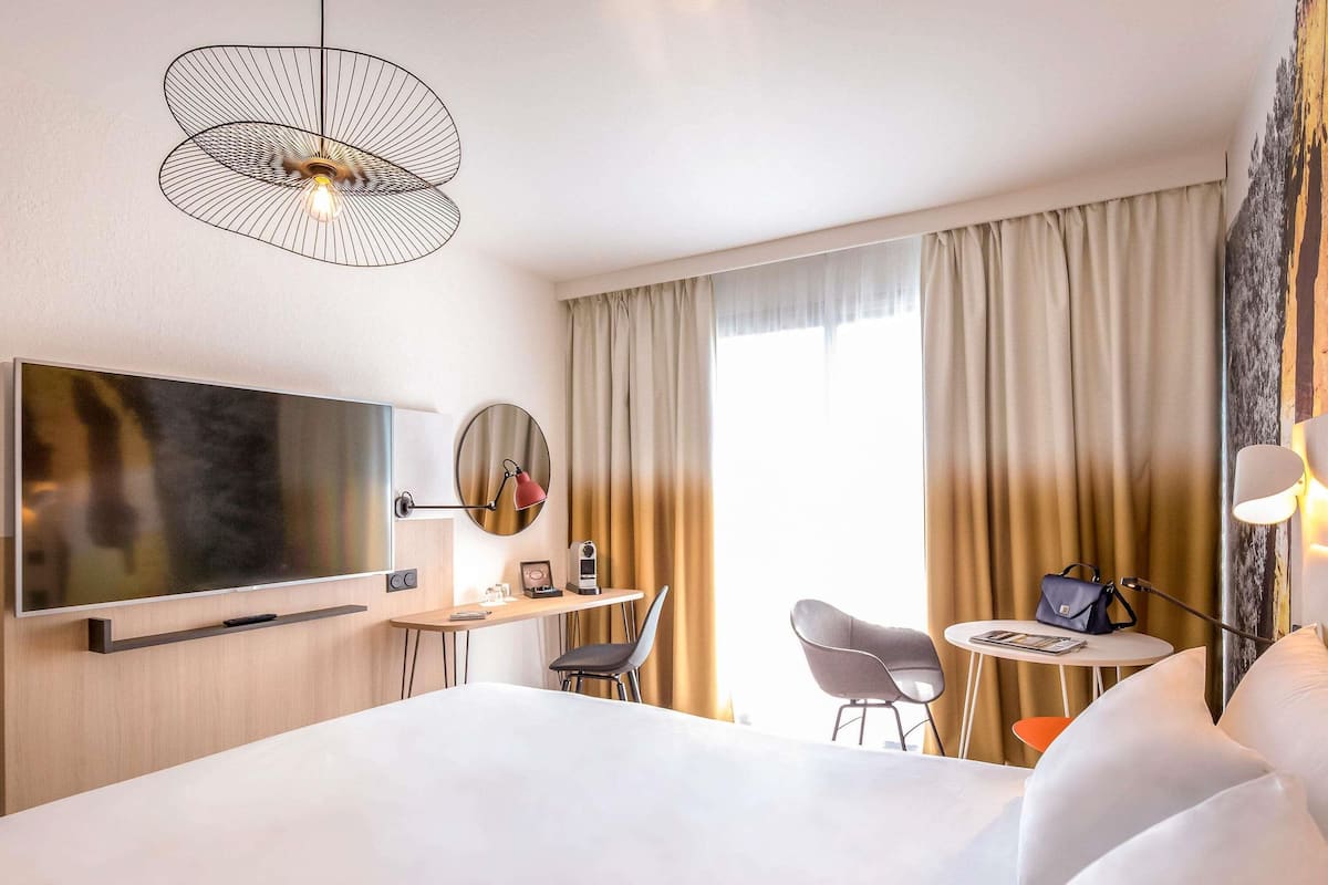 Premium bedding, minibar, in-room safe, desk