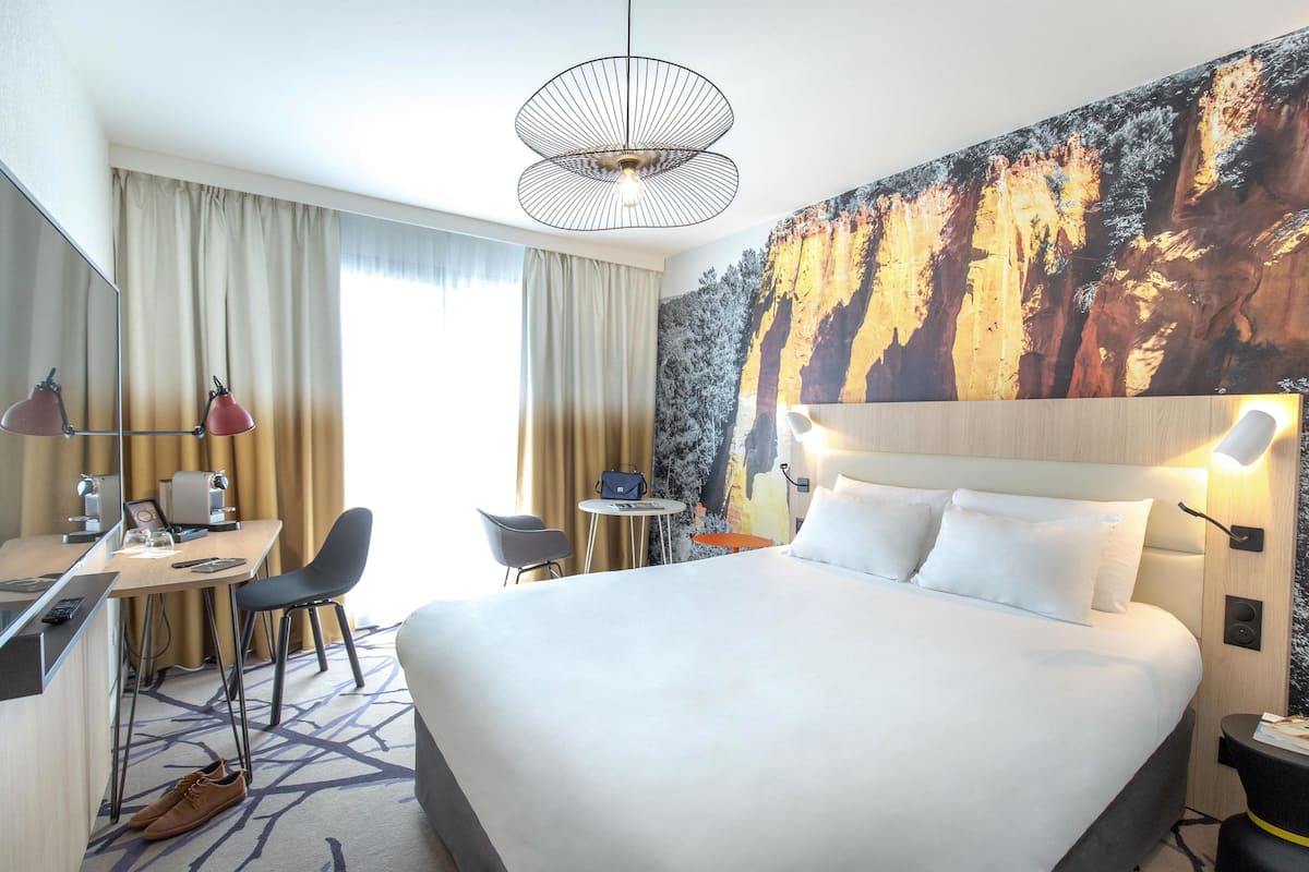 Privilege, Superior Room, 1 Double Bed, Balcony | Premium bedding, minibar, in-room safe, desk