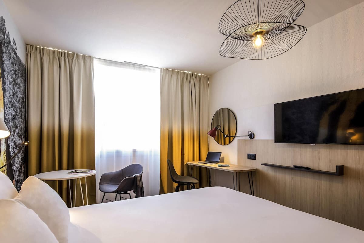 Premium bedding, minibar, in-room safe, desk