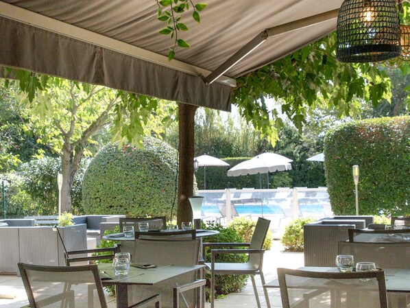 Serveert lunch, diner, regionale gerechten, buitendiner 