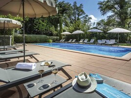 Una piscina al aire libre de temporada