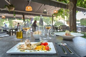 Serveert lunch, diner, regionale gerechten, openlucht dineren 