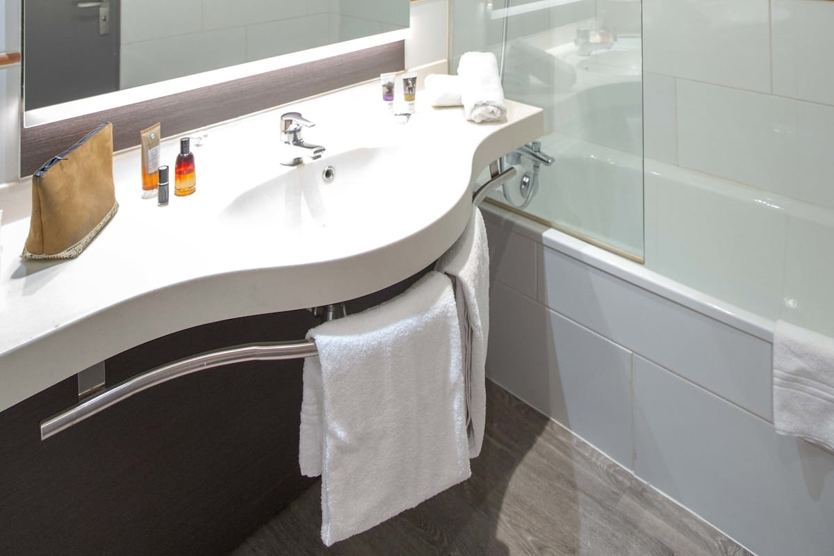 Deep-soaking bathtub, eco-friendly toiletries, hair dryer, towels