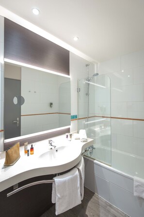 Eco-friendly toiletries, hair dryer, towels, soap - Mercure Cavaillon Hotel (Cavaillon)