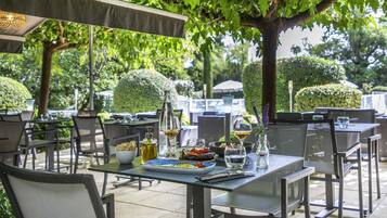 Lunch, dinner served; Regional cuisine, alfresco dining