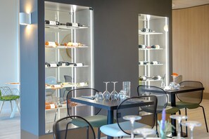 Lunch, dinner served; Regional cuisine, al fresco dining 