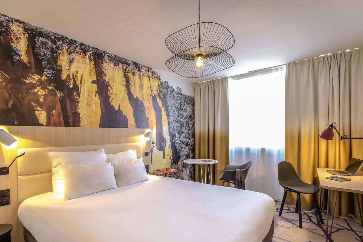 Premium bedding, minibar, in-room safe, desk